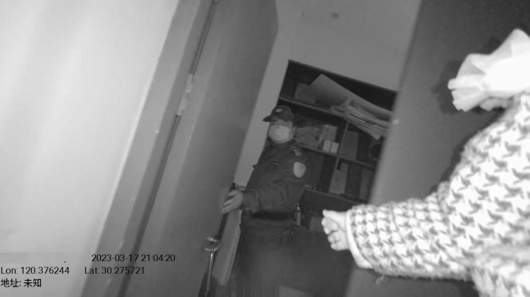 2岁萌娃迷路，淡定“导航”却绕晕了警察叔叔……