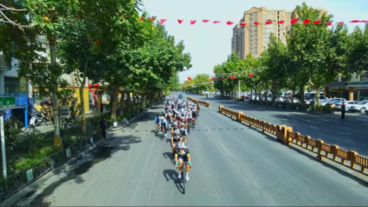 2024中塔自行车公开赛(沙雅站)暨沙雅城市公路自行车公开赛开赛