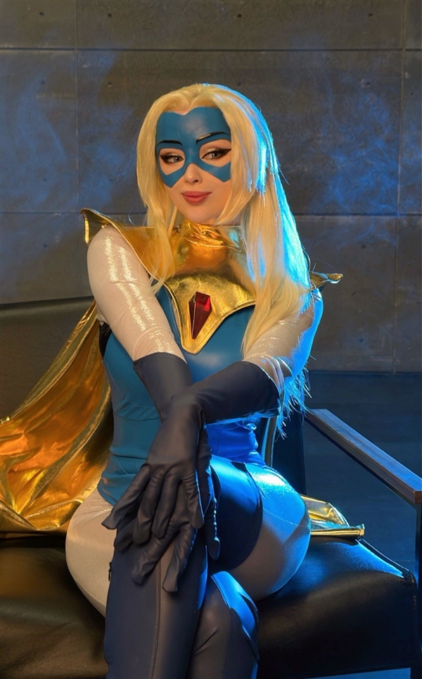 美女Cos《超英》金耀光图赏 金发女郎配性感胶袜