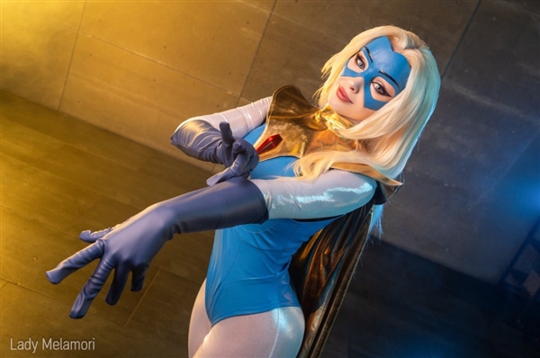 美女Cos《超英》金耀光图赏 金发女郎配性感胶袜