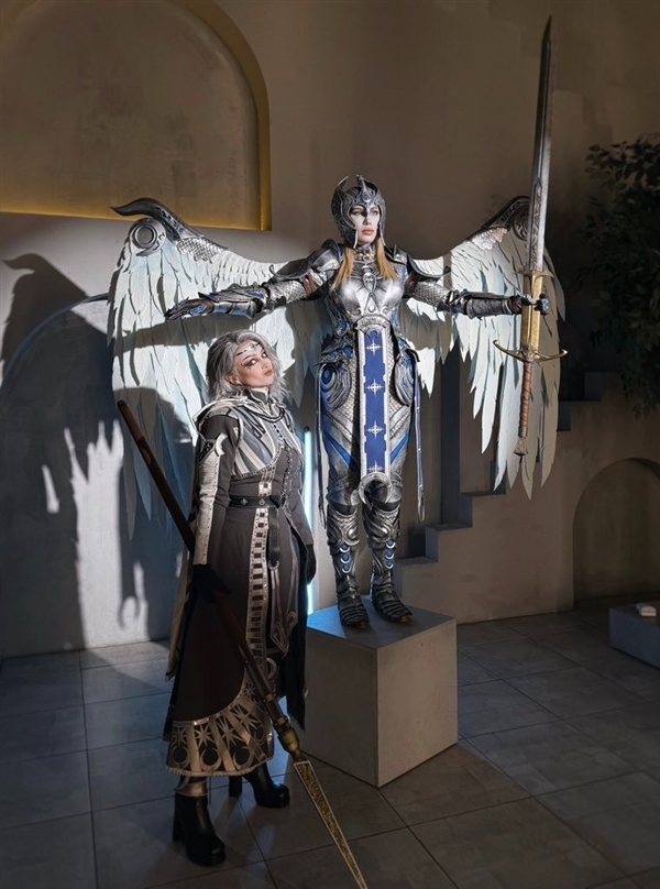 美女Cos《超英》金耀光图赏 金发女郎配性感胶袜