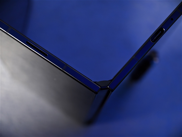 19999元起！三星Galaxy Z TriFold国行真机上手：手机瞬间变10英寸平板