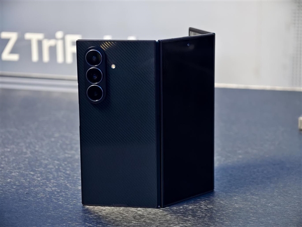 19999元起！三星Galaxy Z TriFold国行真机上手：手机瞬间变10英寸平板