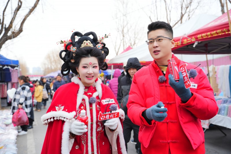 逛洛阳谷水汇年味大集，快手携手山楂树下陪老铁红火过大年(图1)