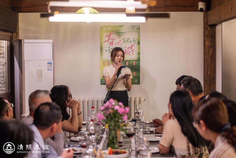 “清照泉城诗歌之夜暨吕德安作品展”泉畔开幕(图9) “清照泉城诗歌之夜暨吕德安作品展”泉畔开幕(图9)