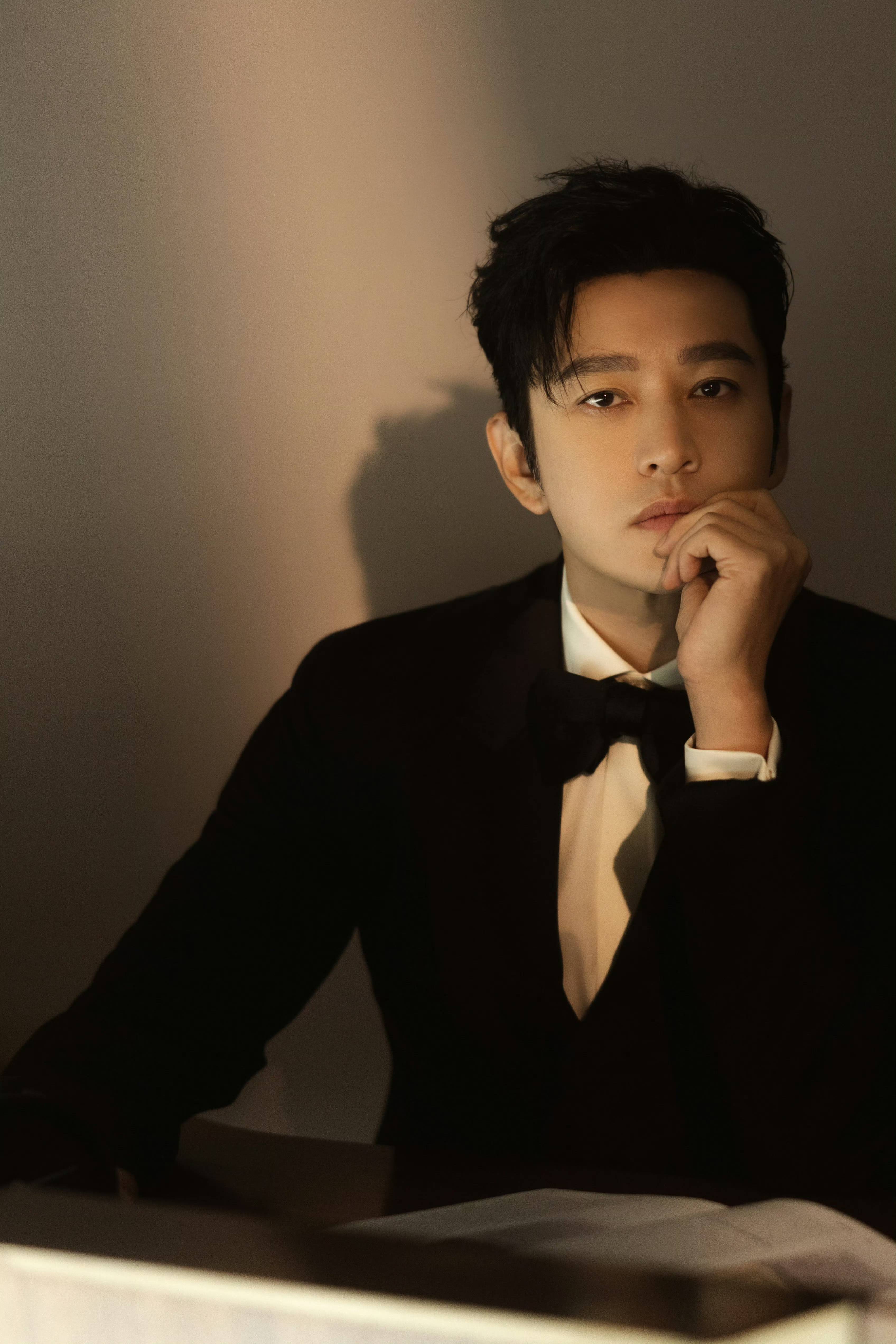 黄晓明捍卫名誉 剧组敬业拍戏新作引期待(图2) 黄晓明捍卫名誉 剧组敬业拍戏新作引期待(图2)