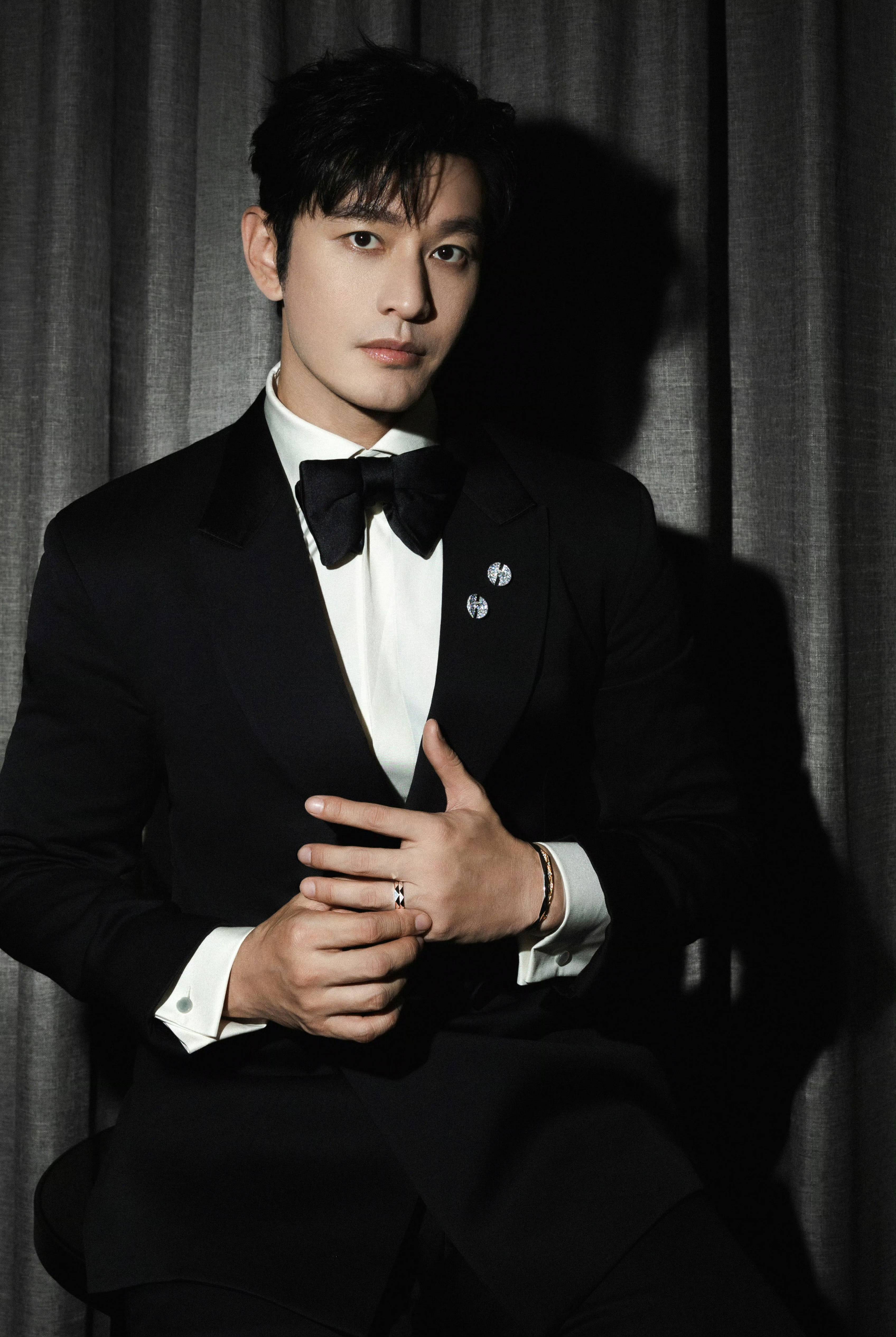 黄晓明捍卫名誉 剧组敬业拍戏新作引期待(图3) 黄晓明捍卫名誉 剧组敬业拍戏新作引期待(图3)