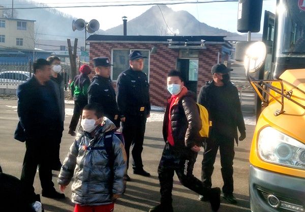 本溪:木盂子治安办开展护航开学季,筑牢“安全墙”活动 本溪:木盂子治安办开展护航开学季,筑牢“安全墙”活动