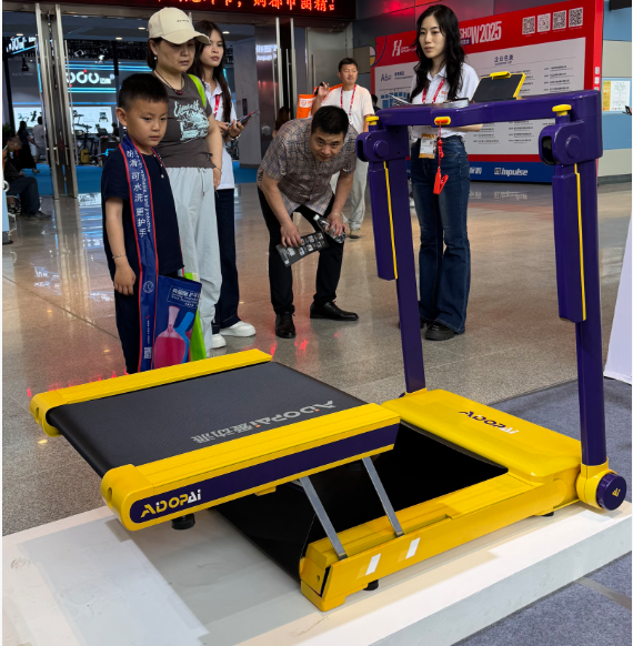 家用跑步机选对了才不闲置! 爱动派双跑板自动折叠跑步机,让运动从 “凑活” 变 “悦用”(图7) 家用跑步机选对了才不闲置! 爱动派双跑板自动折叠跑步机,让运动从 “凑活” 变 “悦用”(图7)