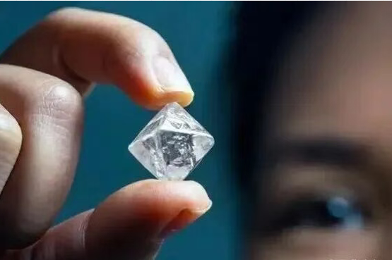 天然钻石个性化时代，职场首钻等概念引领消费新趋势(图1)