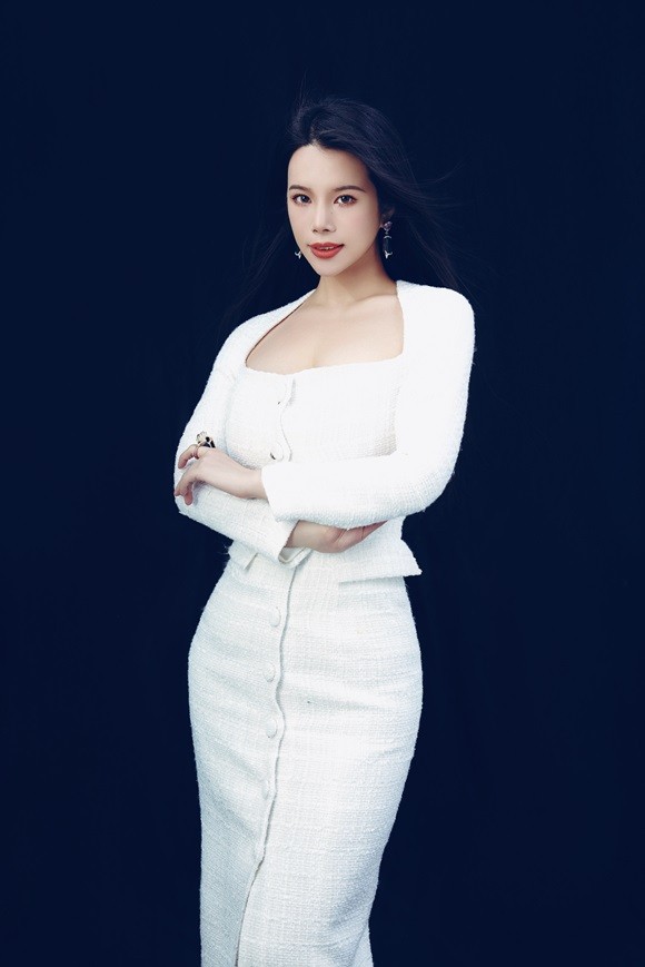 梦天家居迎新董事余晚晚，父女携手共绘高端生活方式新篇章(图1)