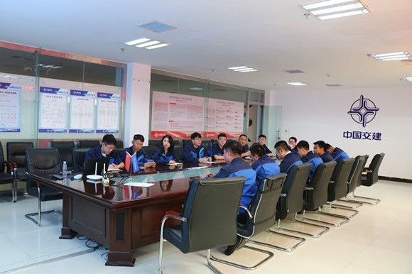 中交一公集团有限公司乌海一中项目党支部专题学习集团二次党代会精神 凝聚力量推动项目建设(图2) 2.jpg