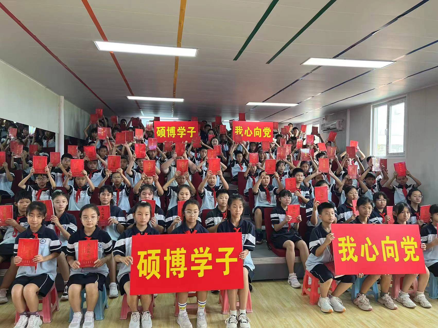 《我心向党》进校园,在校园中传承和弘扬爱国主义(图6) 《我心向党》进校园,在校园中传承和弘扬爱国主义(图6)