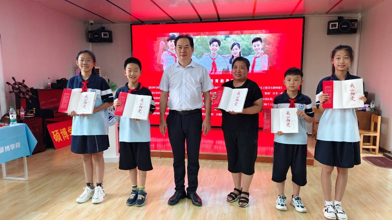 《我心向党》进校园,在校园中传承和弘扬爱国主义(图8) 《我心向党》进校园,在校园中传承和弘扬爱国主义(图8)