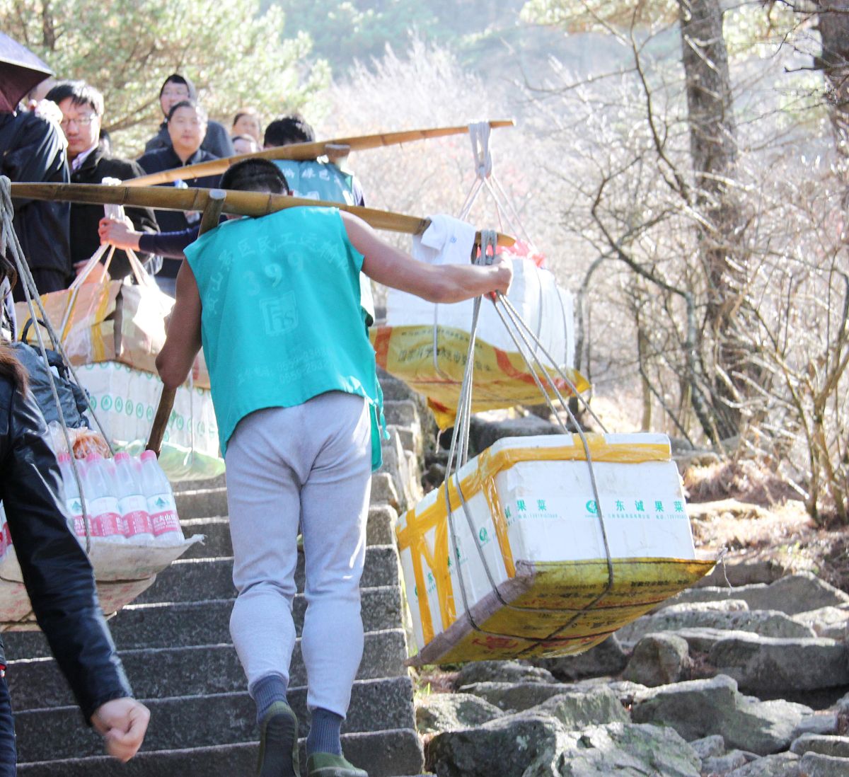 263斤男子豪掷2.2万元 9名轿夫抬滑竿征服峨眉山42公里(图1)