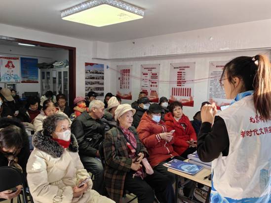 【新春走基层】银发老人上手机课 记录春节团圆时刻(图1) 【新春走基层】银发老人上手机课 记录春节团圆时刻(图1)