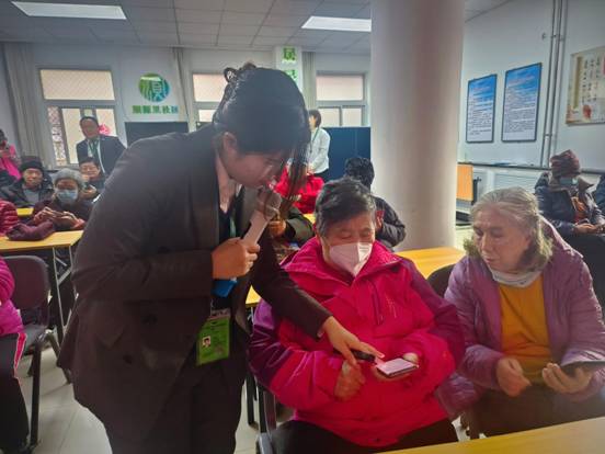 【新春走基层】银发老人上手机课 记录春节团圆时刻(图3) 【新春走基层】银发老人上手机课 记录春节团圆时刻(图3)